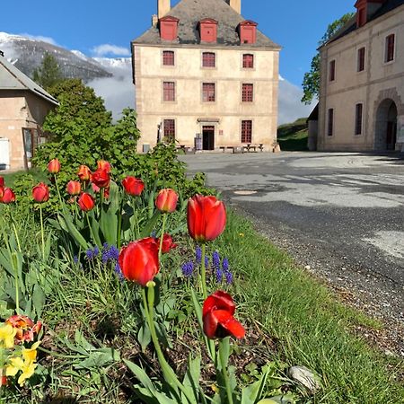 Aparthotel Le Pavillon Des Officiers Mont-Dauphin Exterior foto