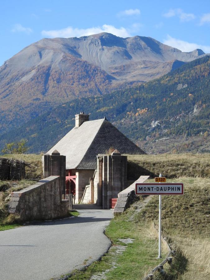 Aparthotel Le Pavillon Des Officiers Mont-Dauphin Exterior foto