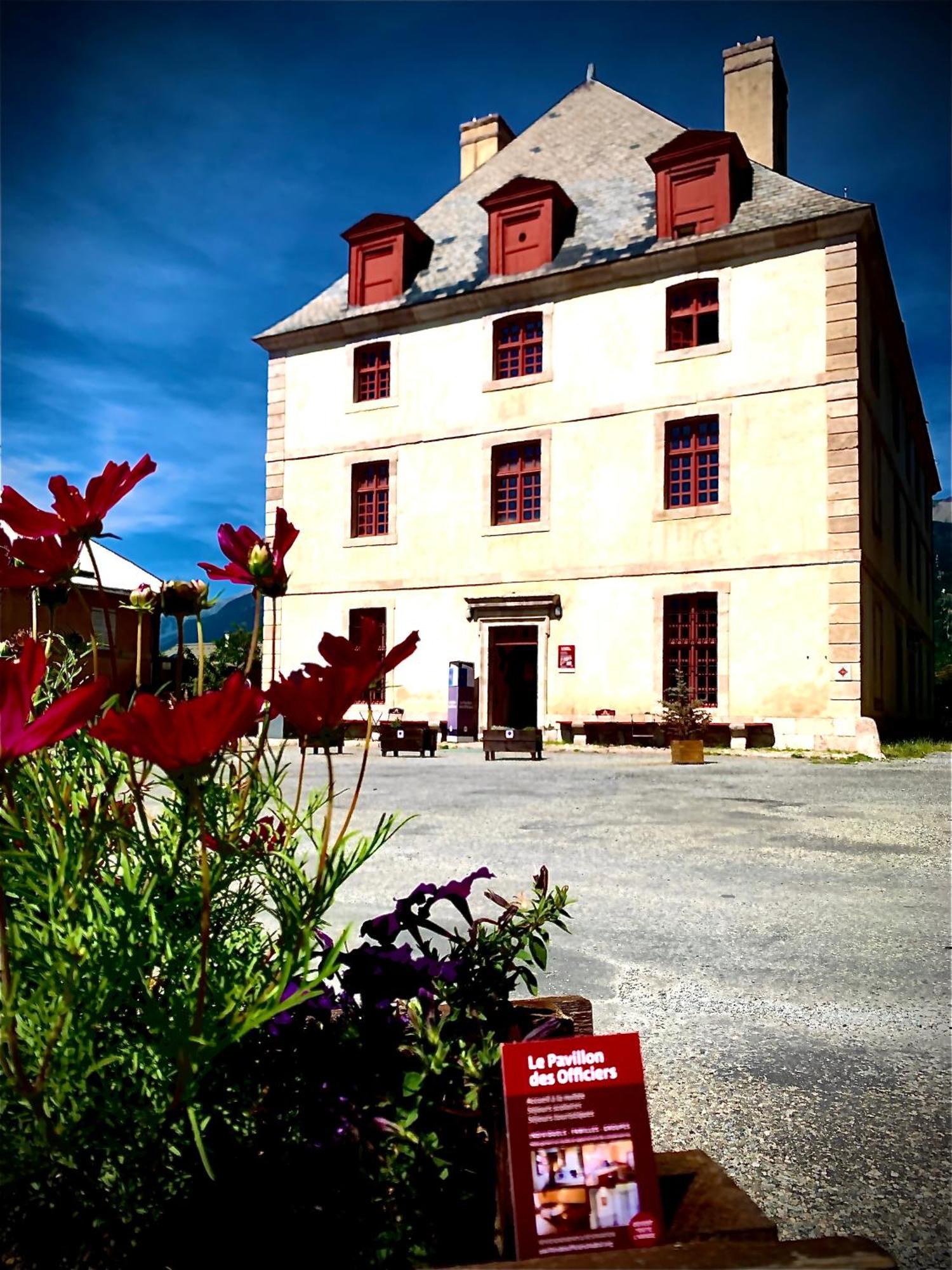 Le Pavillon Des Officiers Aparthotel Mont-Dauphin Exterior foto