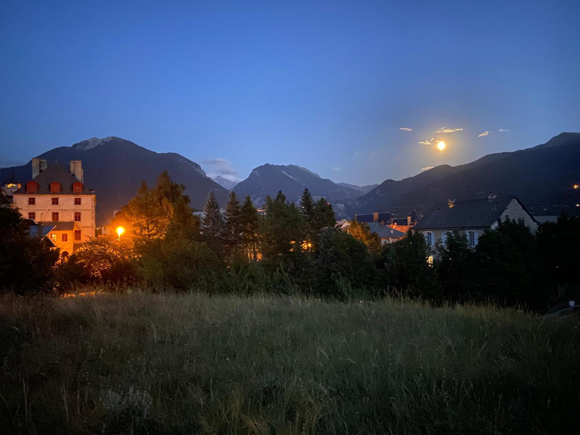 Aparthotel Le Pavillon Des Officiers Mont-Dauphin Exterior foto