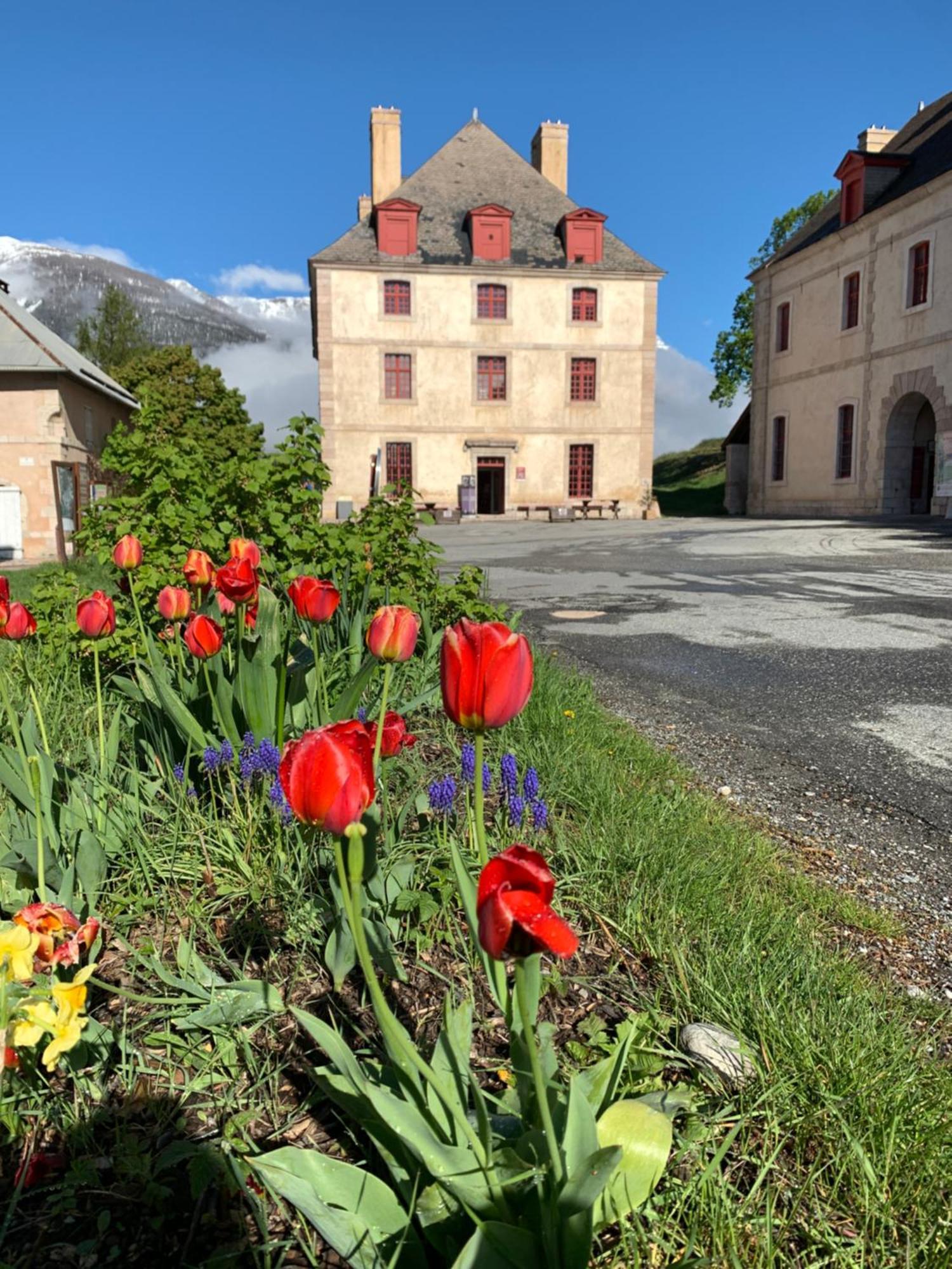 Aparthotel Le Pavillon Des Officiers Mont-Dauphin Exterior foto
