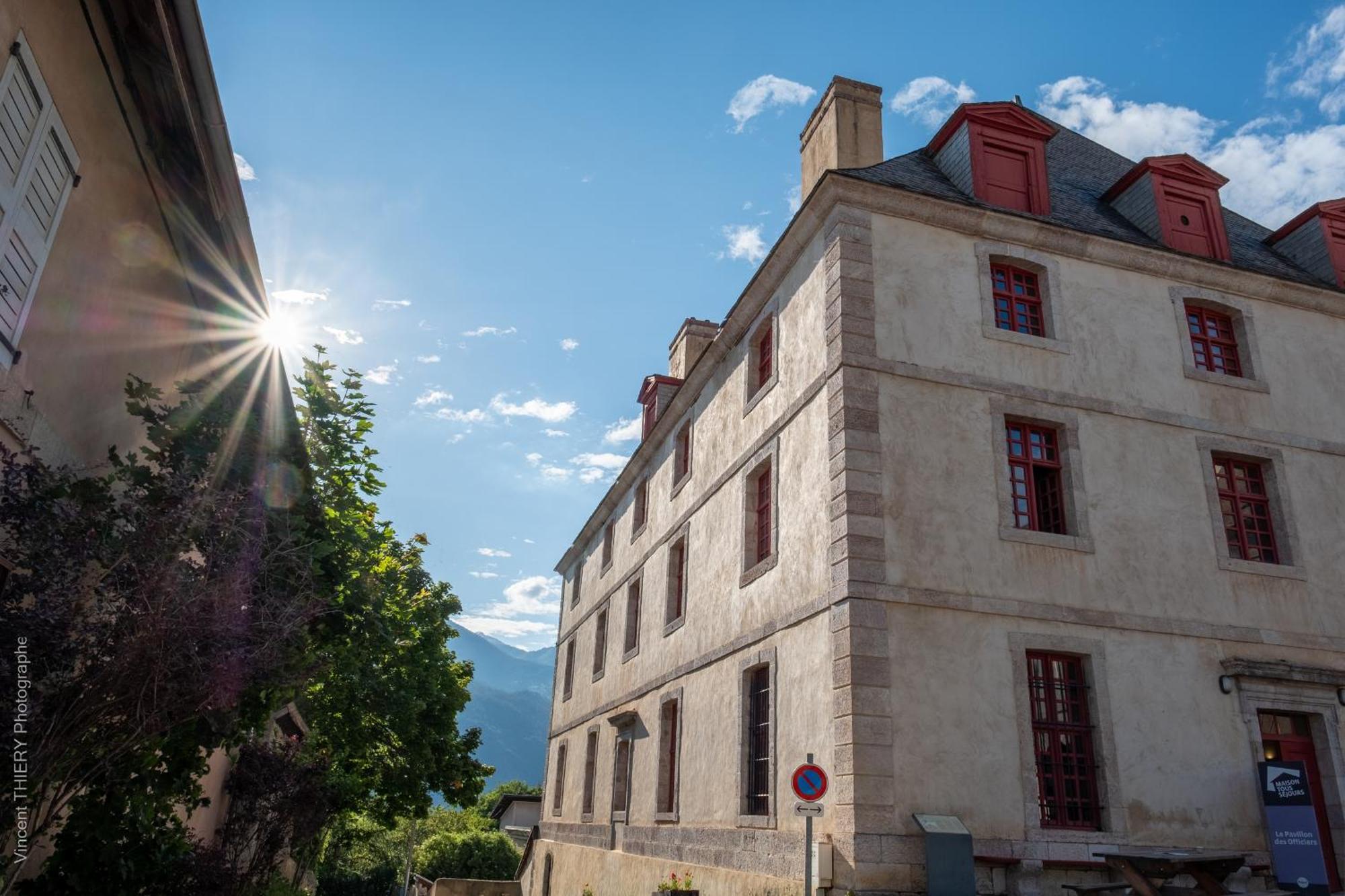 Aparthotel Le Pavillon Des Officiers Mont-Dauphin Exterior foto